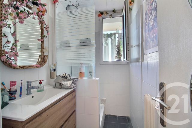 Appartement F3 à vendre - 3 pièces - 56.68 m2 - PESSAC - 33 - AQUITAINE - Century 21 A.C.O.