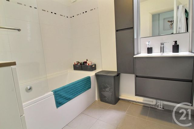 Appartement F4 à louer - 4 pièces - 83.3 m2 - PESSAC - 33 - AQUITAINE - Century 21 A.C.O.